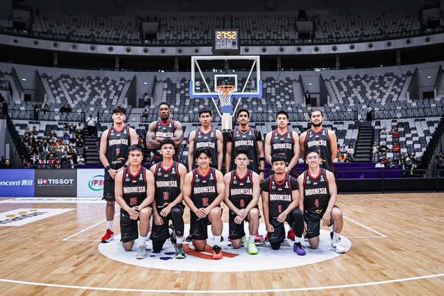 Timnas Basket Indonesia jelang lawan Korea Selatan (Korsel) dalam matchday terakhir Grup A Kualifikasi FIBA Asia Cup 2025 di Indonesia Arena, Jakarta, Minggu (23/2). Foto: FIBA