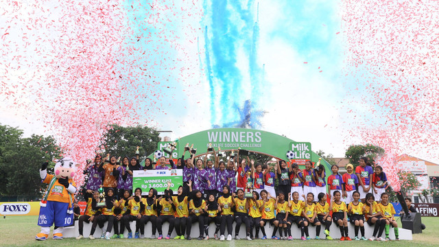 Juara dan runner-up MilkLife Soccer Challenge Surabaya 2025 usai pertandingan final yang digelar di Stadion Bogowonto, Surabaya, Jawa Timur. Foto: MilkLife Soccer Challenge