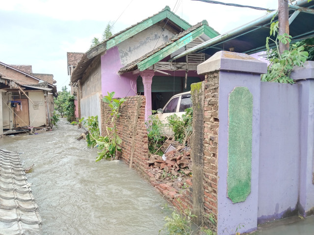 Tembok depan dan belakang rumah warga yang roboh di Jalan M. Yunus, Kelurahan Tanjung Senang, Kecamatan Tanjung Senang akibat arus banjir | Foto : Eka Febriani / Lampung Geh