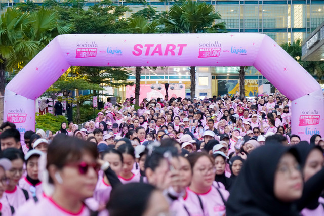 Sociolla Bestie Pink Run 2025 with Livin' by Mandiri di kawasan Car Free Day Jakarta, Minggu (23/2/2025).  Foto: Sociolla