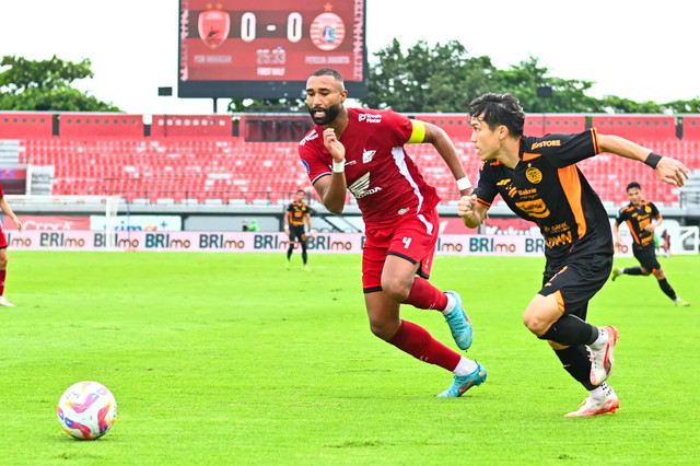 Pemain PSM Makassar Yuran Fernandes dan pemain Persija Jakarta Ryo Matsumura adu cepat mengejar bola pada pertandingan Liga 1 di Stadion Kapten I Wayan Dipta, Gianyar, Bali, Minggu (23/2/2025). Foto: Fikri Yusuf/ANTARA FOTO