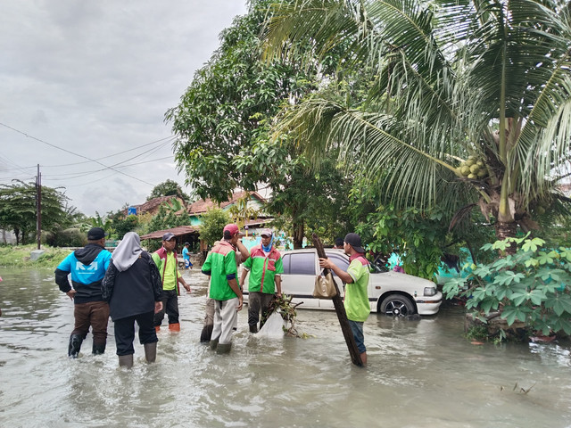 Pemerintah Kota (Pemkot) Bandar Lampung melalui Badan Penanggulangan Bencana Daerah (BPBD), Dinas PU dan Dinas Lingkungan Hidup saat melakukan peninjauan dan pembersihan sampah di lokasi banjir Kecamatan Tanjung Senang | Foto : Eka Febriani / Lampung Geh