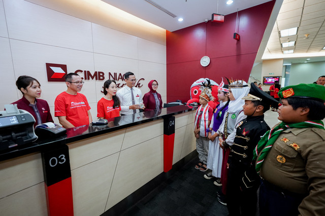 Direktur Compliance, Corporate Affairs and Legal CIMB Niaga Fransiska Oei (ketiga kiri) bersama Direktur Pengawasan Perilaku Pelaku Usaha Jasa Keuangan, Edukasi, Pelindungan Konsumen (PEPK) dan Layanan Manajemen Strategis (LMS) OJK Jawa Barat Yuzirwan (kedua kiri) memperkenalkan layanan perbankan kepada siswa SD di sela-sela kegiatan literasi keuangan Tour De Bank (TDB) di CIMB Niaga Asia Afrika, Bandung, Sabtu (22/2/2025). Foto: Dok. CIMB Niaga