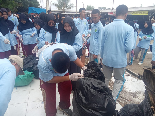 Kegiatan Hari Peduli Sampah 2025 di SMAN Sumsel Palembang/Anyelir. 