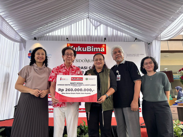 Sido Muncul melalui KukuBima memberikan bantuan untuk operasi bibir sumbing bagi anak di Banten.  Foto: Wina Ramadhani/kumparan