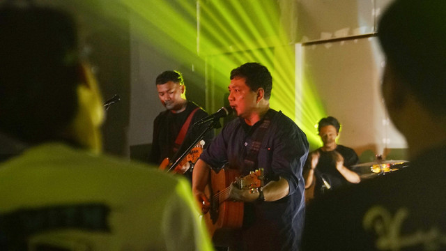 Penampilan Hutan Tropis di event musik Tak Kalah Kasat Mata yang menjadi bukti geliat skena indie di Palembang, Minggu (23/2) Foto: ary/urban id