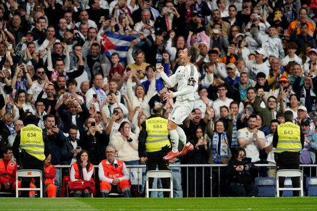 Selebrasi pemain Real Madrid Luka Modric usai mencetak gol ke gawang Girona pada pertandingan Liga Spanyol di Santiago Bernabeu, Madrid, Spanyol, Minggu (23/2/2025). Foto: Ana Beltran/REUTERS