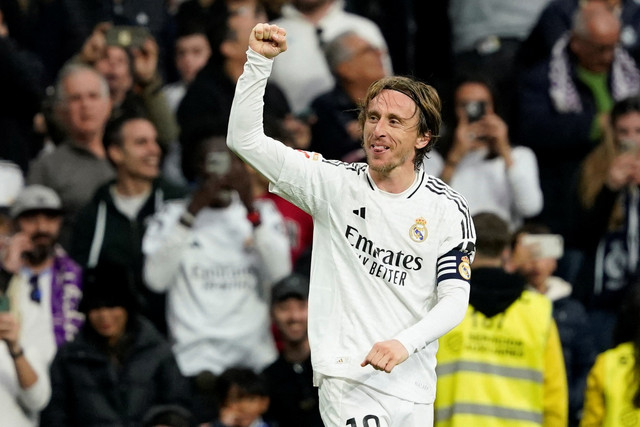 Selebrasi pemain Real Madrid Luka Modric usai mencetak gol ke gawang Girona pada pertandingan Liga Spanyol di Santiago Bernabeu, Madrid, Spanyol, Minggu (23/2/2025). Foto: Ana Beltran/REUTERS