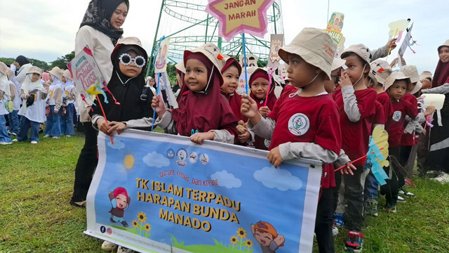 Siswa TK Sekolah Islam Terpadu Harapan Bunda Manado saat mengikuti Tarhib Ramadan yang digelar di Kawasan Megamas Manado.