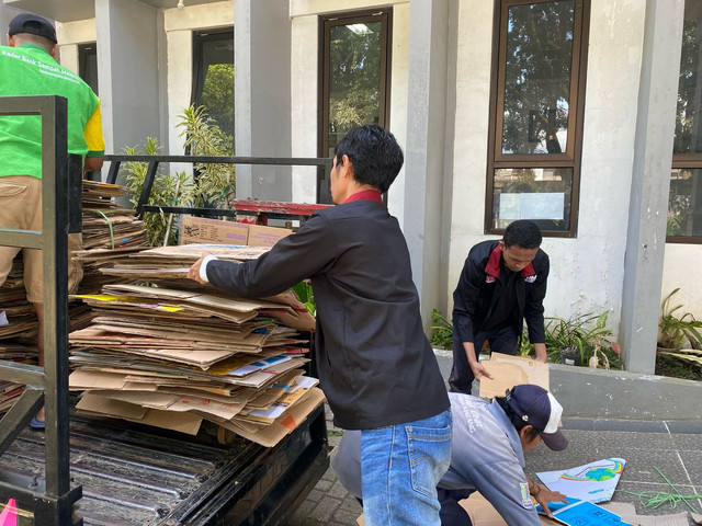 Foto 1: Pengiriman Hasil Tabungan Sampah Ke Bank Sampah Kota Malang (Sumber: Yashinta Indrastuti)