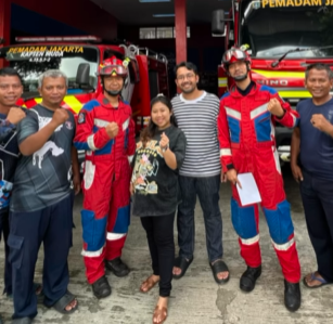 Kiky Saputri minta tolong Damkar untuk lepas cincin. Foto: Instagram/@kikysaputrii.