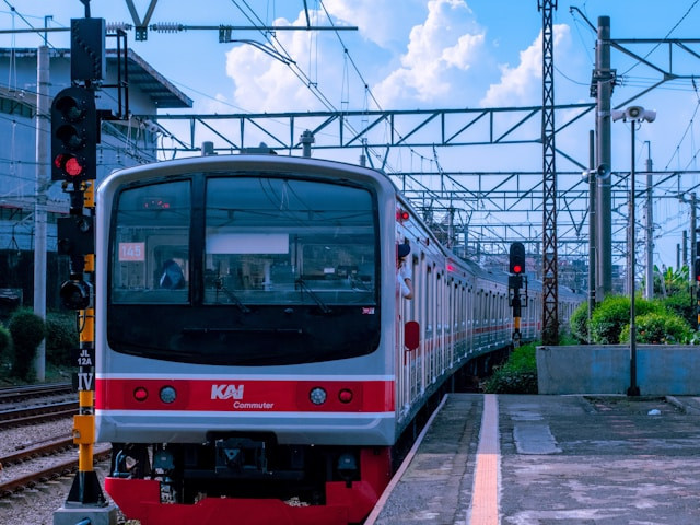 Rute commuter line Penataran. Foto hanyalah ilustrasi, bukan tempat yang sebenarnya. Sumber: Unsplash/Faisal Hanafi