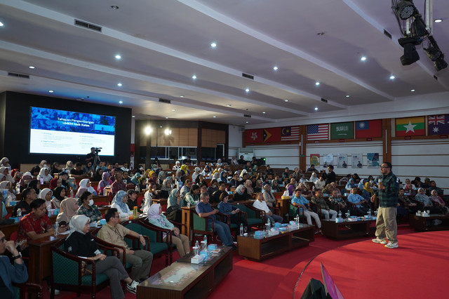 Staf Khusus Menteri BUMN, Arya Sinulingga (kanan) dalam memberikan sambutan pada UMKM Naik Kelas di Bandung. Foto: Dok. Istimewa