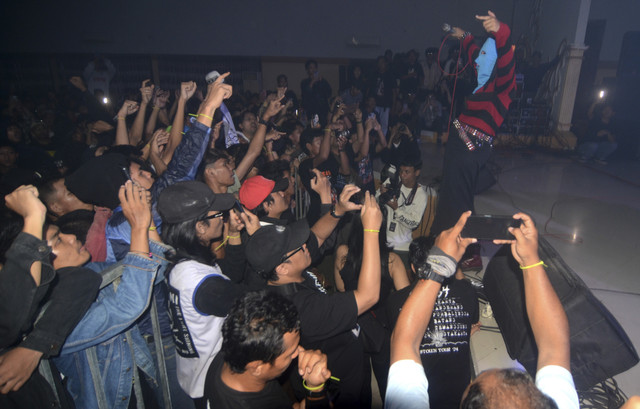 Vokalis Sukatani Band Novi Chitra Indriyati menyanyikan lagu hitnya saat konser Crowd Noise di Slawi, Kabupaten Tegal, Jawa Tengah, Minggu (23/2/2025) malam. Foto: Oky Lukmansyah/ANTARA FOTO