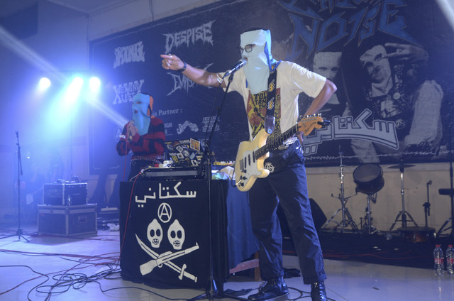 Gitaris dan electroguy Sukatani band Muhammad Syifa Al Lufti (kanan) dan vokalis Novi Chitra Indriyati (kiri) memainkan lagu saat tampil pada konser Crowd Noise di Slawi, Kabupaten Tegal, Jawa Tengah, Minggu (23/2/2025) malam. Foto: Oky Lukmansyah/ANTARA FOTO