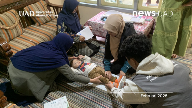 KKN Universitas Ahmad Dahlan (UAD) Lakukan Pemeriksaan Kesehatan di Posyandu Dusun Krajan (Foto KKN UAD)