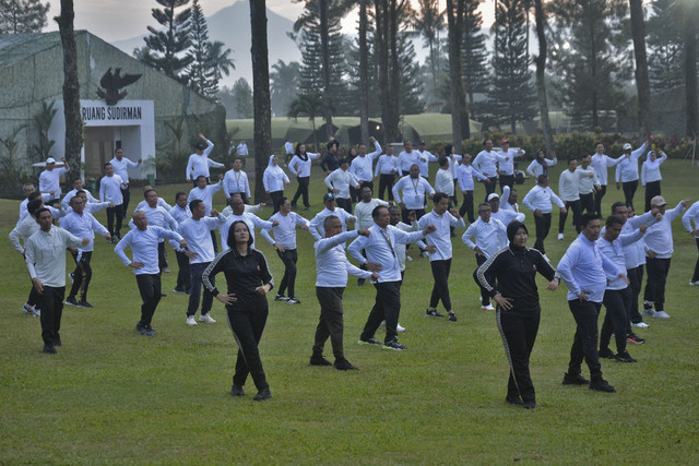 Sejumlah kepala daerah peserta retret mengikuti program senam pagi di Lapangan Lembah Tidar Kompleks Akademi Militer Magelang, Jawa Tengah, Senin (24/2/2025). Foto: Anis Efizudin/ANTARA FOTO