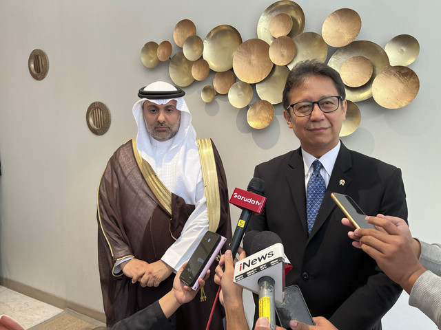 Menkes Arab Saudi Fahd bin Abdul Rahman Al-Jalajel (kiri) bersama Menkes Indonesia Budi Gunadi Sadikin (kanan) usai menandatangani MoU (kerjasama), di Kantor Kemenkes, Jakarta Selatan, Senin (24/2/2025). Foto: Alya Zahra/kumparan 