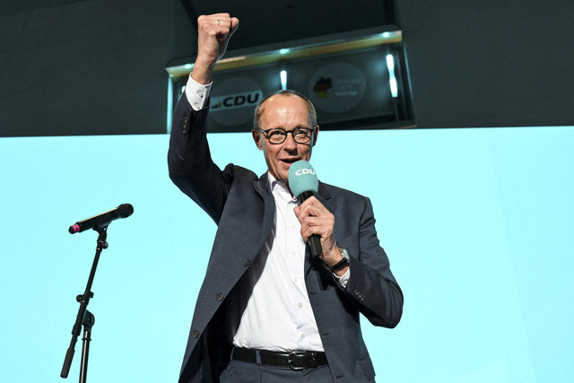 Pemimpin partai Christian Democratic Union (CDU) Friedrich Merz berbicara di kantor pusat partai, setelah hasil exit poll diumumkan untuk pemilihan umum 2025, di Berlin, Minggu (23/2/2025). Foto: Stefanie Loos/AFP