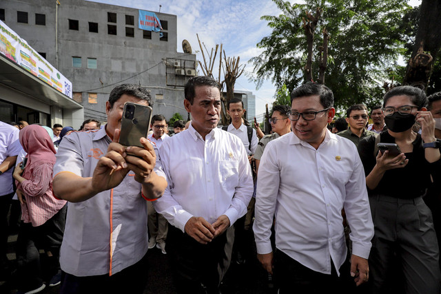 Menteri Pertanian Amran Sulaiman saat launching PosAgri Operasi Pasar Pangan di Kantor Pos Flora, Jalan Fatmawati, Jakarta Selatan, Senin (24/2/2025). Foto: Jamal Ramadhan/kumparan