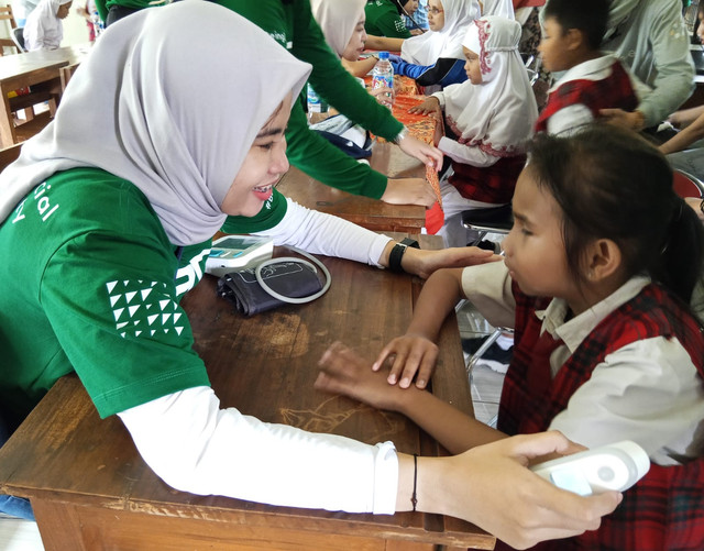 Kheisya, siswi kelas 2 SLB A YPAB Surabaya, saat menjalani pemeriksaan kesehatan. Foto: Masruroh/Basra