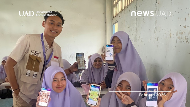 Mahasiswa KKN Internasional Universitas Ahmad Dahlan (UAD) Latih Fotografi dan Desain Poster di Sekolah Thailand (Foto. KKN Internasional UAD)