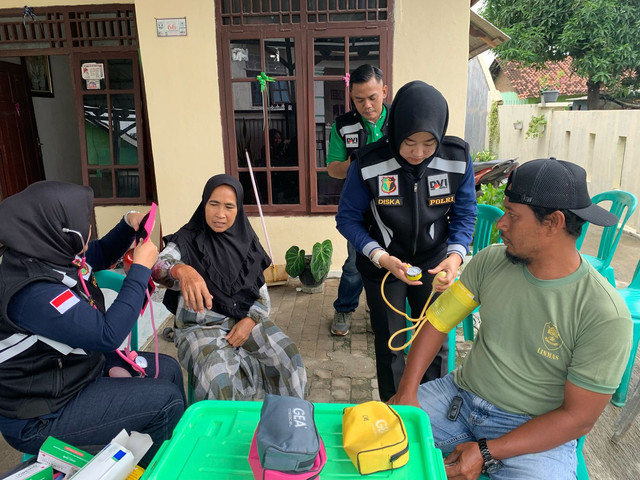 Polresta Bandar Lampung memberikan pelayanan kesehatan gratis untuk warga terdampak banjir. | Foto: Dok Humas Polresta Bandar Lampung