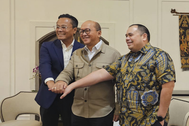 Dony Oskaria menempati jabatan sebagai Chief Operating Officer Danantara (kiri), Menteri Investasi dan Hilirisasi Rosan Roeslani sebagai CEO Danantara (tengah), dan Pandu Sjahrir di kursi Chief Investment Officer atau holding investasi Danantara. Foto: kumparan