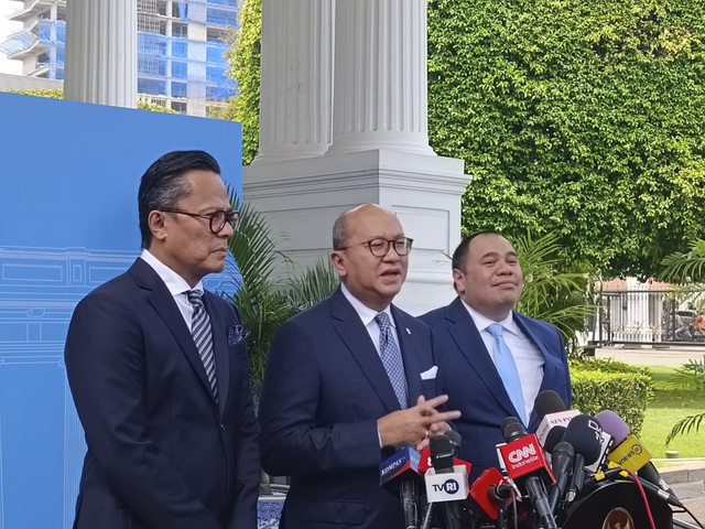 CEO Danantara Rosan Perkasa Roeslani (tengah), Holding Investasi Danantara Pandu Sjahrir (kanan), Holding Operasional Dany Oskaria (kiri) dalam konferensi pers di Kompleks Istana Kepresidenan, Jakarta Pusat, Senin (24/2/2025). Foto: Zamachsyari/kumparan