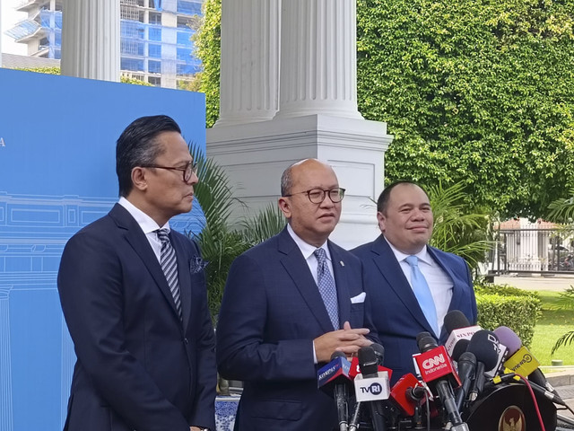 CEO Danantara Rosan Perkasa Roeslani (tengah), Holding Investasi Danantara Pandu Sjahrir (kanan), Holding Operasional Dany Oskaria (kiri) dalam konferensi pers di Kompleks Istana Kepresidenan, Jakarta Pusat, Senin (24/2/2025). Foto: Zamachsyari/kumparan