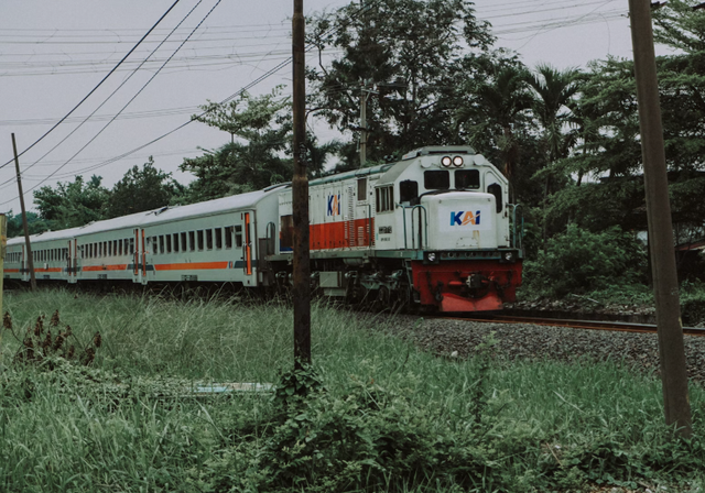 jadwal kereta api sukabumi cipatat. Foto Hanya Ilustrasi Bukan Tempat Sebenarnya. Sumber Foto: Unsplash/Muhammad Arief