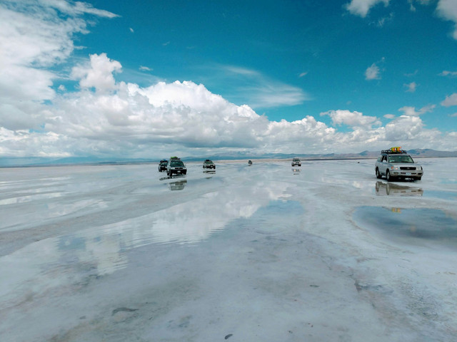 Salar de Uyuni. Foto pemandangan bak cermin raksasa di Salar de Uyuni. Sumber: Unsplash/Henrique Sá