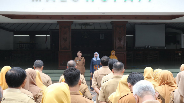 Wakil Bupati Bojonegoro, Nurul Azizah didampingi Ketua TP PKK Bojonegoro, Cantika Wahono, saat pimpin apel pagi jajaran ASN di lingkup Pemkab Bojonegoro. Senin (24/02/2025). (Aset: Bagian Prokopim Sedta Pemkab Bojonegoro)