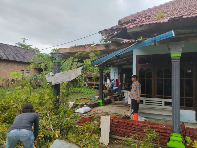 Polsek Pakel Datangi Lokasi Bencana Alam Angin Kencang di Desa Suwaluh