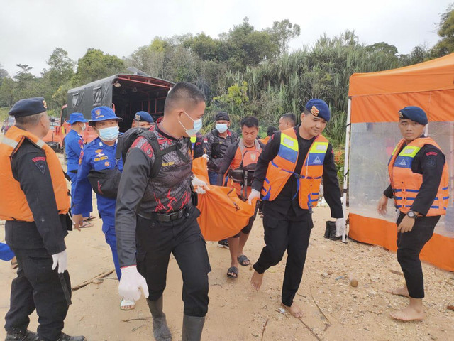 Tim gabungan temukan jenazah korban truk masuk sungai Segati Riau, Senin (24/2/2025). Foto: Dok. Polda Pekanbaru