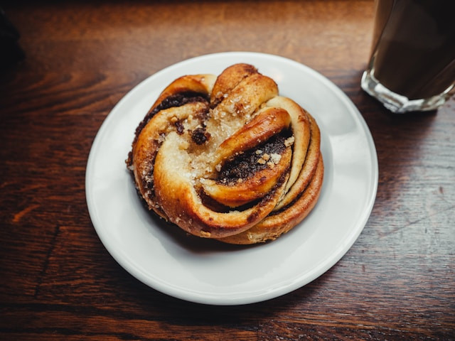 Ilustrasi apakah danish pastry menggunakan ragi. Foto: Chris Curry / Unsplash