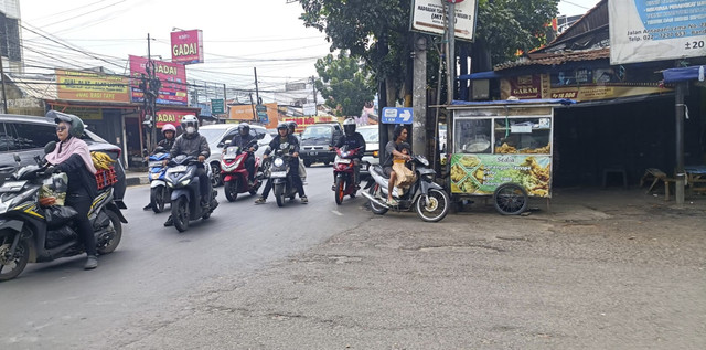 Lokasi kecelakaan beruntun di Jalan Ahmad Yani-Antapani Lama, Kiaracondong, Bandung, atau lingkungan pintu masuk Terminal Cicaheum, pada Senin (24/2/2025). Foto: Robby Bouceu/kumparan