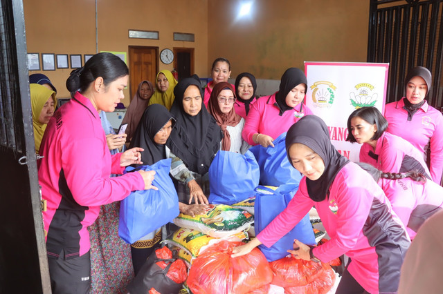 Polresta Bandar Lampung bersama Bhayangkari menyalurkan paket sembako untuk warga terdampak banjir. | Foto: Dok Humas Polresta Bandar Lampung