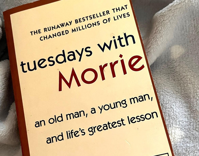 Buku Novel Tuesdays with Morrie (Sumber: Dokumentasi Pribadi)