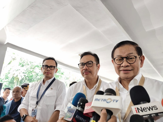 Gubernur Jakarta Pramono Anung dan Wali Kota Yogyakarta Hasto Wardoyo tiba di kompleks Akmil, Magelang untuk mengikuti retreat, Senin (24/2/2025) Foto: Arfiansyah Panji Purnandaru/kumparan