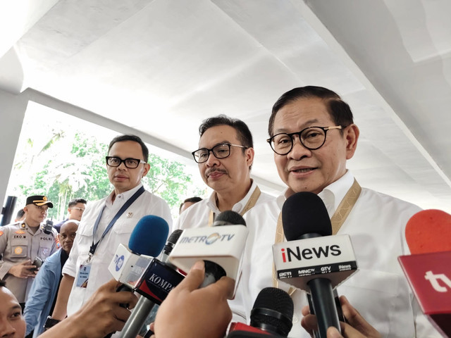 Gubernur Jakarta Pramono Anung dan Wali Kota Yogyakarta Hasto Wardoyo tiba di kompleks Akmil, Magelang untuk mengikuti retreat, Senin (24/2/2025) Foto: Arfiansyah Panji Purnandaru/kumparan