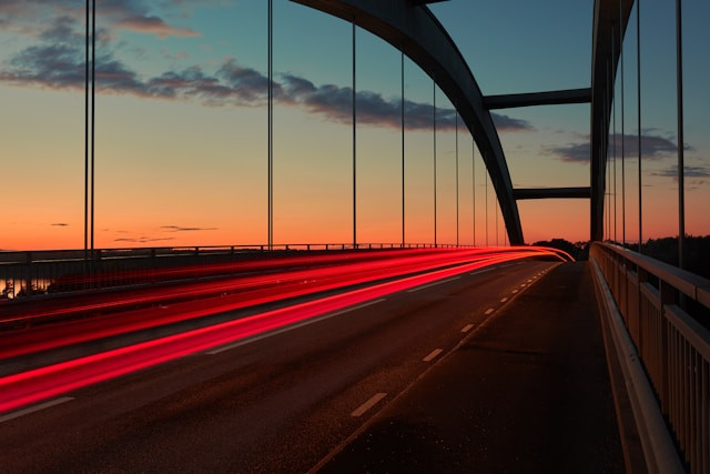 Jembatan Kaca Tangerang. Foto Hanya Ilustrasi, Bukan Sebenarnya. Sumber Foto: Unsplash.com/Anders Jildén