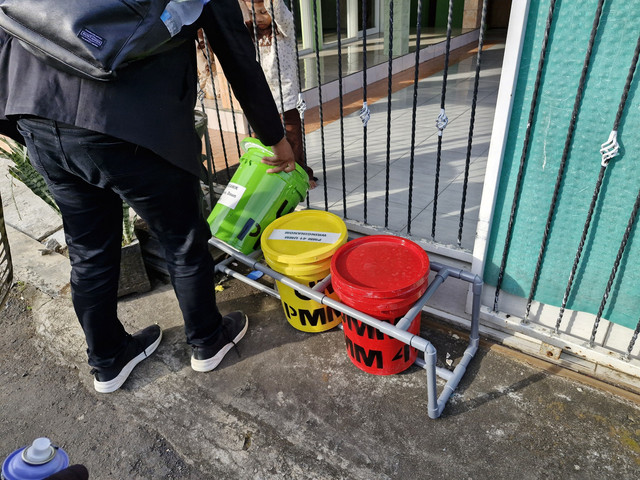 Distribusi Tempat Sampah Pilah di Area Dusun Wringinanom Desa Kepuharjo oleh Tim PMM 41 UMM