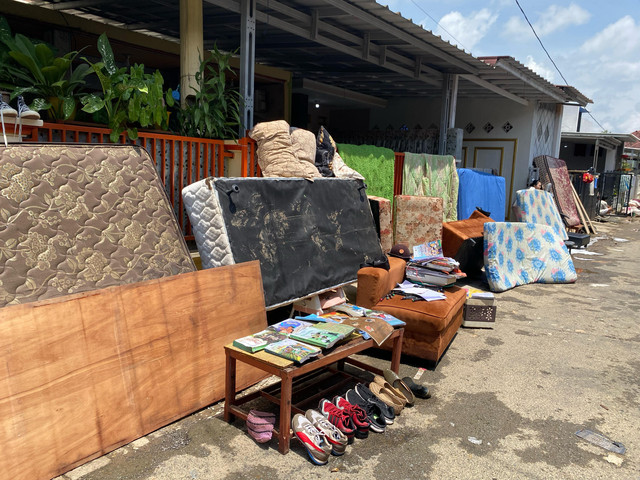 Warga menjemur perabotan rumah tangga yang terendam banjir di Perumahan Bumi Arinda Permai, Kelurahan Pematang Wangi, Kecamatan Tanjung Senang, Bandar Lampung. | Foto: Sinta Yuliana/Lampung Geh