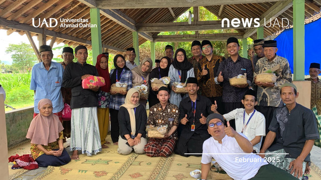 Mahasiswa KKN Universitas Ahmad Dahlan (UAD) Berpartisipasi dalam Tradisi Nyadran di Makam Genen (Foto. KKN UAD)