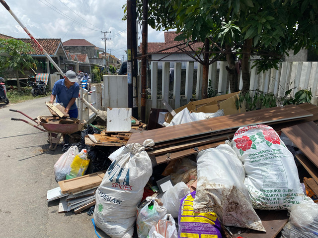 Warga menjemur perabotan rumah tangga yang terendam banjir di Perumahan Bumi Arinda Permai, Kelurahan Pematang Wangi, Kecamatan Tanjung Senang, Bandar Lampung. | Foto: Sinta Yuliana/Lampung Geh