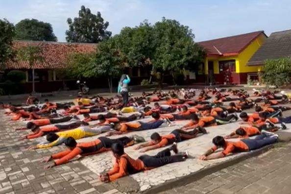 Sejumlah murid SD di Karawang, Jawa Barat belajar berenang di lapangan sekolah. Foto: kumparan