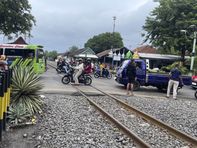 TKP pria di Probolinggo yang tewas tabrakkan diri ke kereta api yang sedang melaju di perlintasan palang pintu kereta api Jalan Panglima Sudirman, Kelurahan Jati, Kecamatan Mayangan, Kota Probolinggo. Foto: Dok. Polres Probolinggo Kota