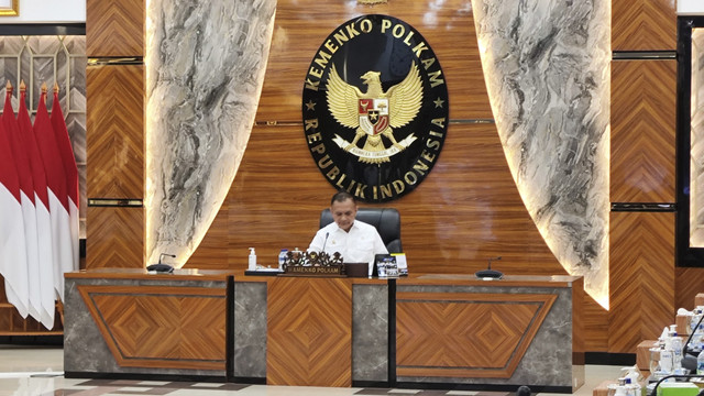 Wamenko Polkam Lodewijck F Paulus memimpin rapat evaluasi kesiapan menyambut ibadah Ramadan dan Idul Fitri 1446H di Kemenko Polkam, Jakarta, Senin (24/2/2025). Foto: Jonathan Devin/kumparan