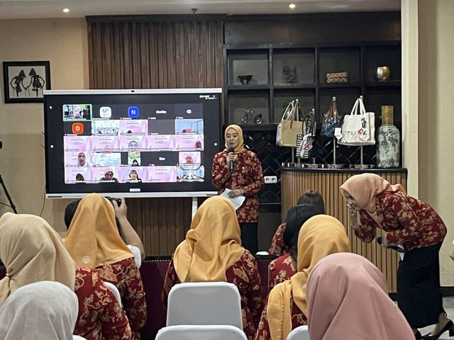 Penasihat II Dharma Wanita Persatuan (DWP) Kemensos Intan Agus Jabo memberikan sambutan dalam seminar kanker serviks di Kantor Kemensos, Jakarta Pusat, Senin (24/2/2025). Foto: Alya Zahra/kumparan 